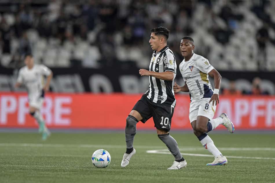 Savarino em ação no duelo entre Btafogo e LDU (Foto: Thiago Ribeiro/AGIF)