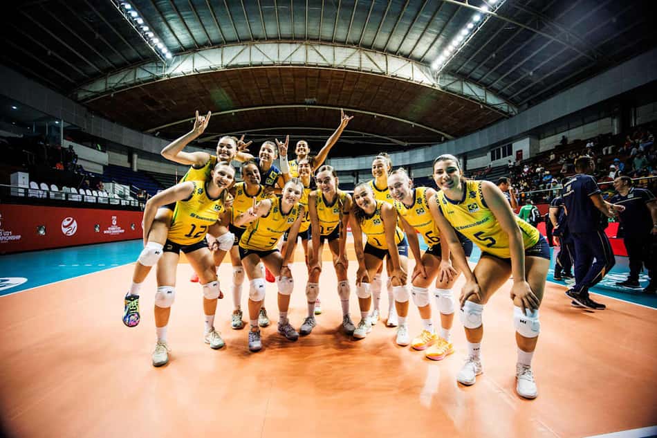 Seleção Brasileira Sub-21 de Vôlei em primeira partida na Indonésia (Foto: Volleyball World)