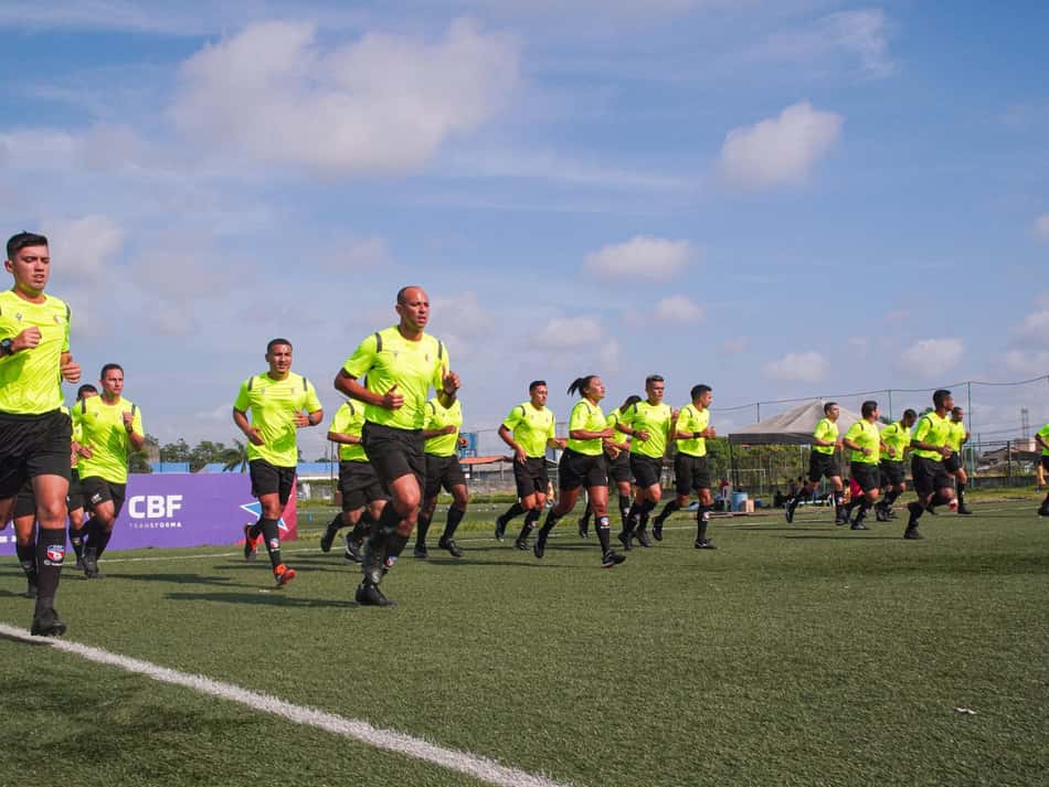 Árbitros e assistentes realizaram trabalhos físicos e teóricos (Foto: Reinan Teixeira / Agência Rizoma)