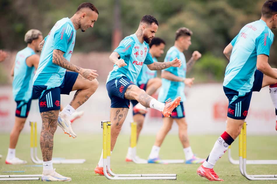 Cebolinha e Michael durante treino na véspera de jogo contra o Atlético-MG (Foto: Adriano Fontes/Flamengo)