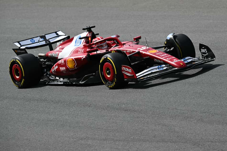 Charles Leclerc, da Ferrari, em ação no primeiro treino livre do GP da Holanda pela F1 2025 (Foto: NICOLAS TUCAT / AFP)