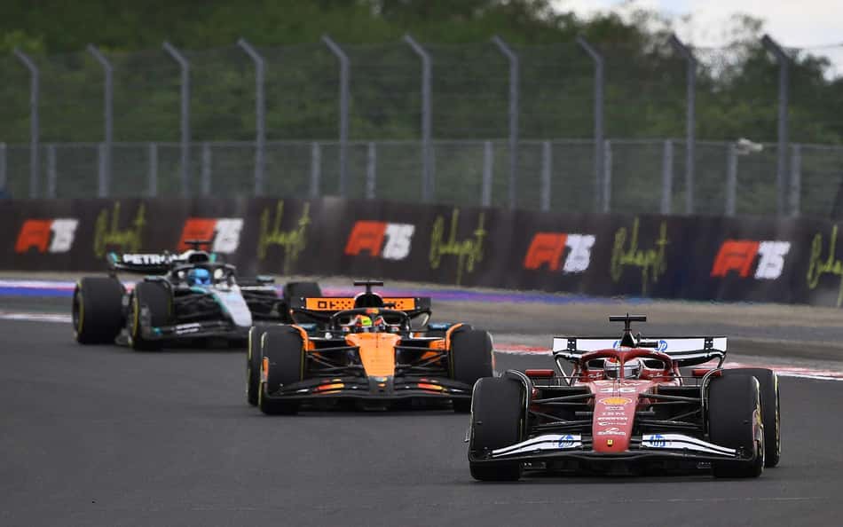 Charles Leclerc, da Ferrari, liderando a corrida no GP da Hungria pela F1 2025 (Foto: Ferenc ISZA / AFP)