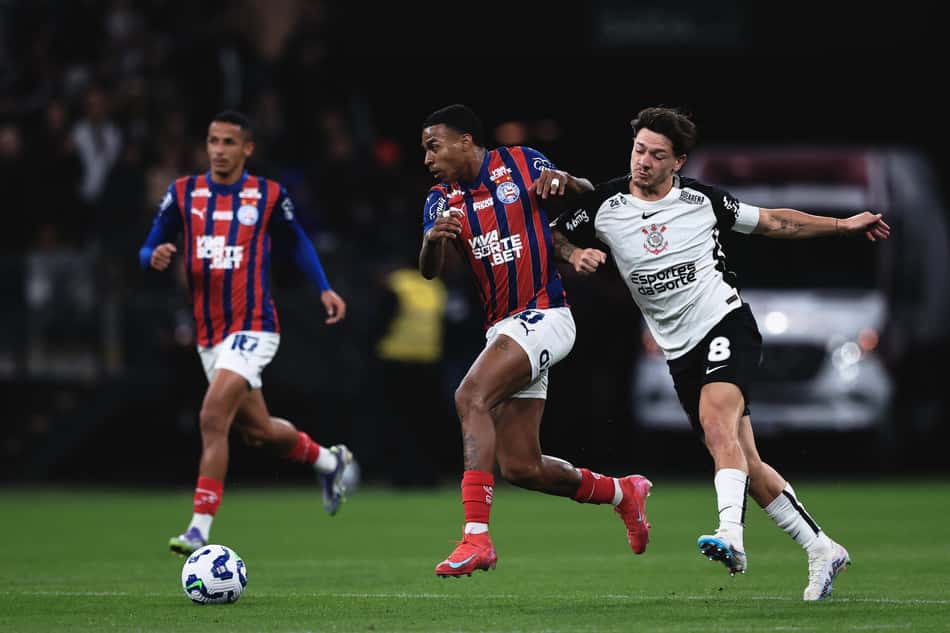 Rodrigo Garro, do Corinthians, disputa lance com jogador do Bahia durante partida na Arena Corinthians
