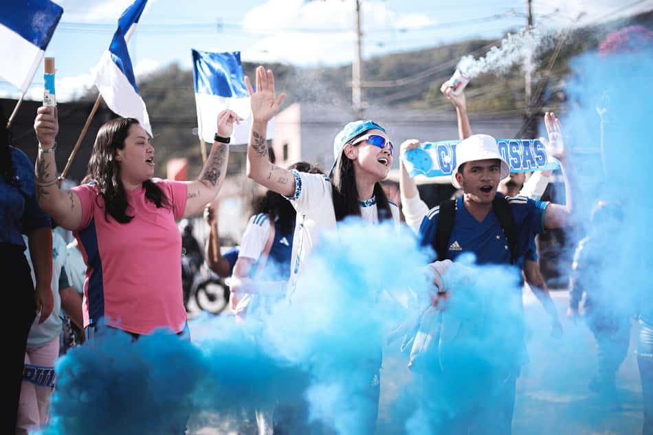 Torcedores do Cruzeiro recebem time feminino no Estádio Castor Cifuentes, em Nova Lima (MG). (Foto: Gustavo Martins/ Cruzeiro)