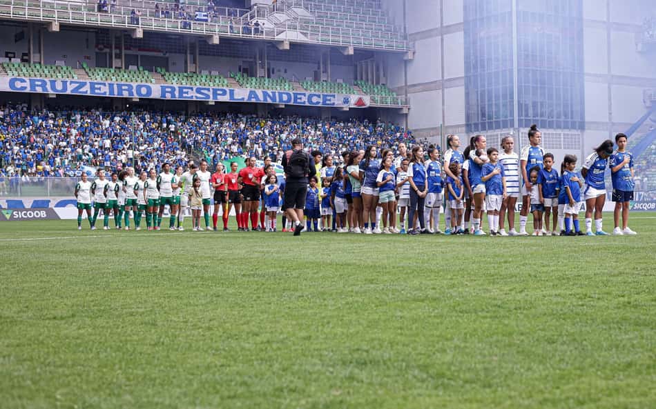 Futebol feminino registra maiores públicos do ano neste fim de semana