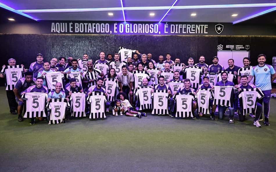 Danilo Barbosa ao lado e funcionários do Botafogo (Foto: Arthur Barreto/Botafogo)