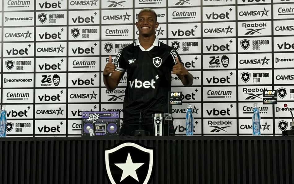 Estreia de Danilo divide opiniões na torcida do Botafogo