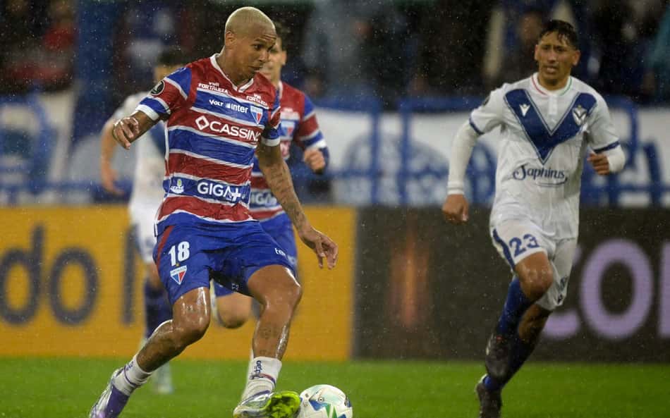 Deyverson em ação no jogo do Fortaleza contra o Vélez Sarsfield pela Libertadores (Foto: Juan Mabromata/AFP)