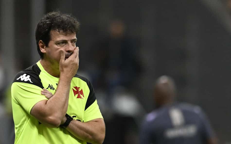 Apesar da derrota, Diniz defende improvisação na zaga do Vasco: 'O Hugo Moura é um acerto'