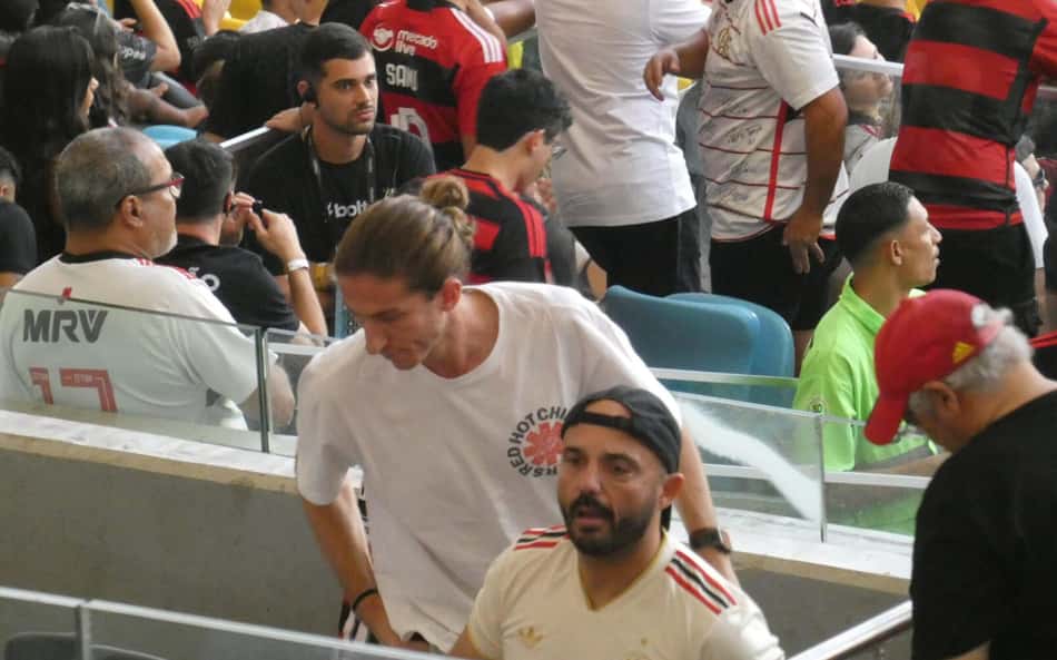 Filipe Luís vai ao Maracanã assistir Flamengo x Barcelona pelo Mundial de Clubes Sub-20