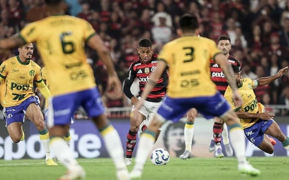 Cena inusitada em Flamengo x Mirassol enlouquece web: 'Surreal'