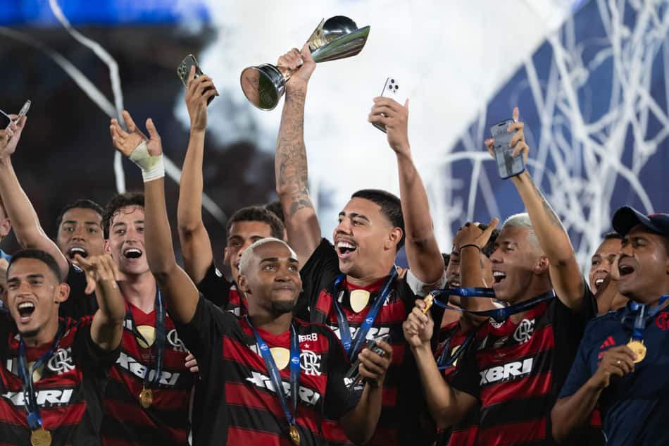 Jogadores do Flamengo comemoram a conquista do Mundial Sub-20 sobre o Barcelona