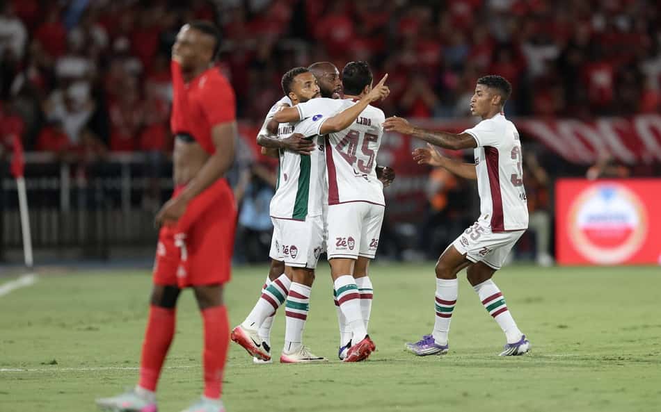 Gol contra em América de Cali x Fluminense viraliza: 'Ridículo'