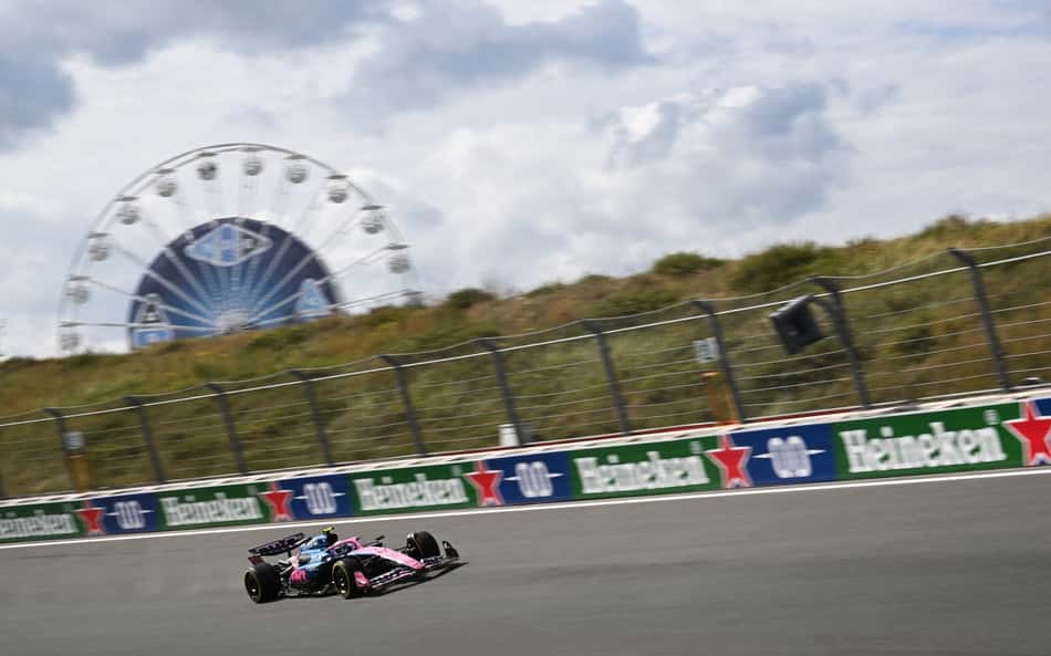 Franco Colapinto, da Alpine, em ação no primeiro treino do GP da Holanda (Foto: NICOLAS TUCAT / AFP)