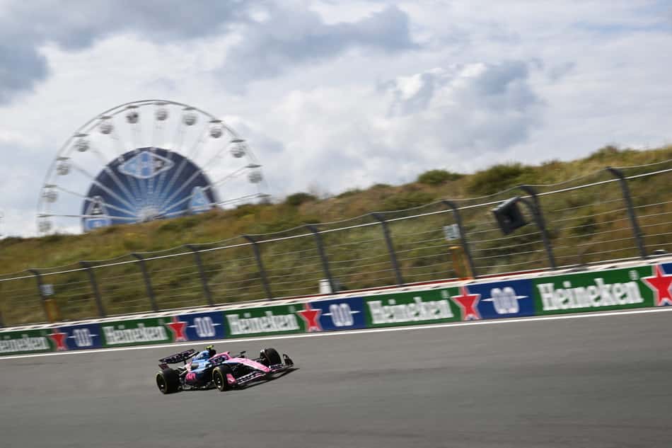 Franco Colapinto, da Alpine, em ação no primeiro treino do GP da Holanda na F1 2025 (Foto: NICOLAS TUCAT / AFP)