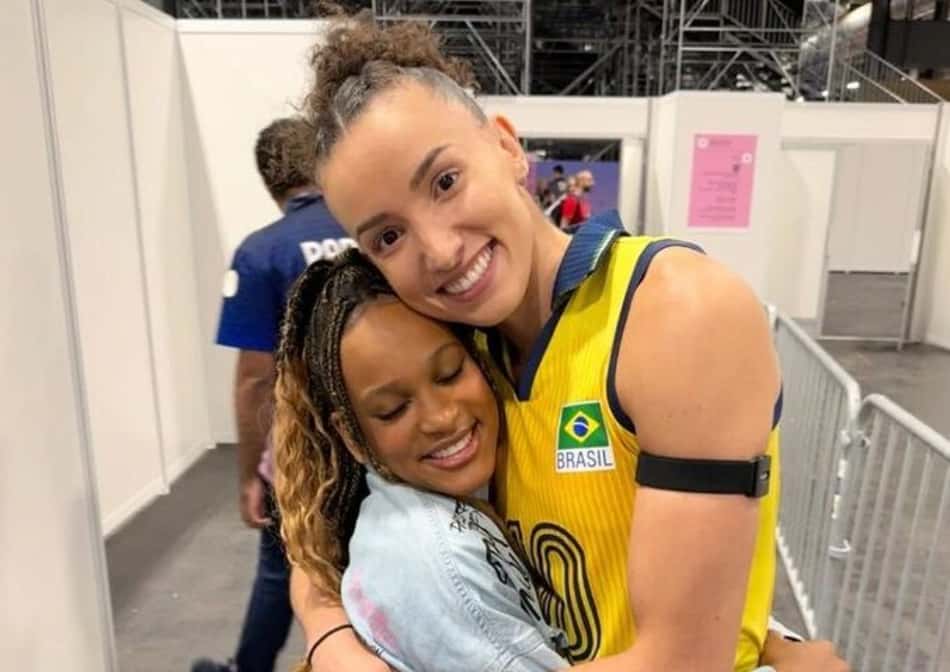 De férias com Gabi Guimarães, Rebeca Andrade celebra torcida pelo Brasil na VNL