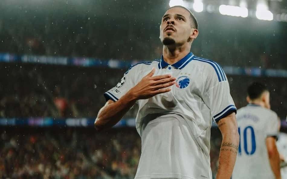 Brasileiro marca gol decisivo e mantém clube vivo na Champions League