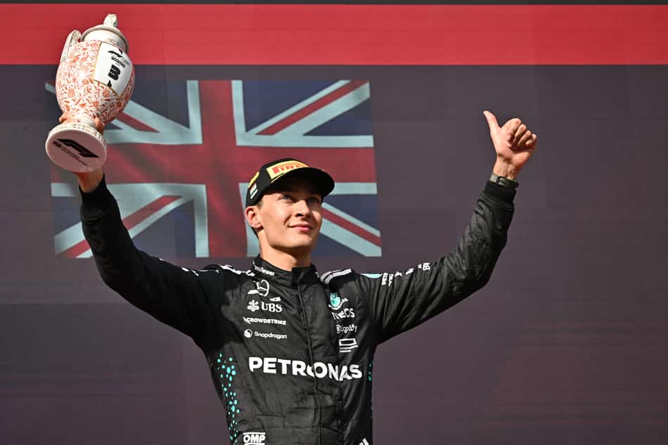 George Russell, da Mercedes, comemorando terceiro lugar no pódio do GP da Hungria na F1 2025 (Foto: Attila KISBENEDEK / AFP)