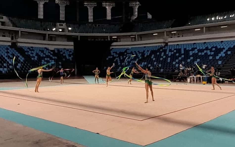 Seleção de Ginástica Rítmica começa aquecimento com o público visando mundial