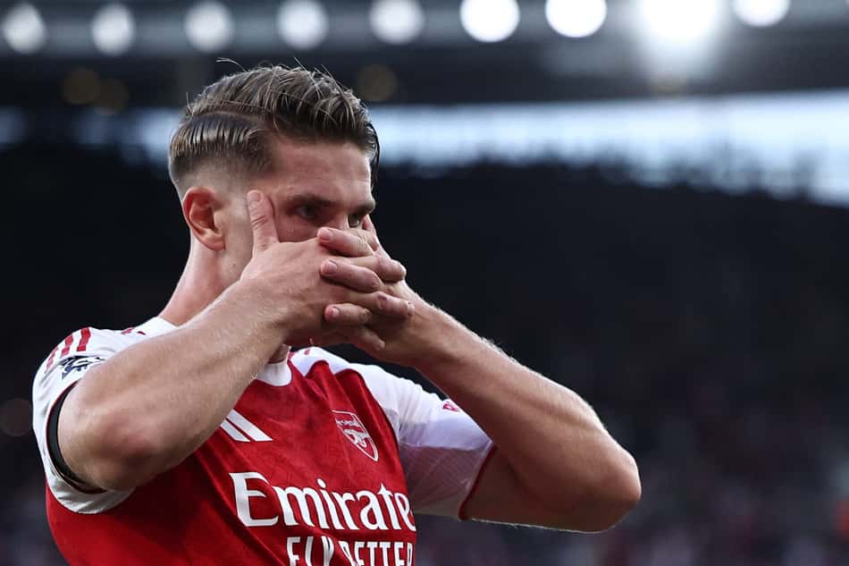 Viktor Gyökeres comemora gol do Arsenal contra o Leeds United, pela Premier League (Photo by HENRY NICHOLLS / AFP)