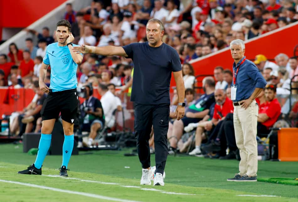 Hansi Flick no comando do Barcelona frente ao Mallorca, por La Liga (Foto: Jaime Reina/AFP)