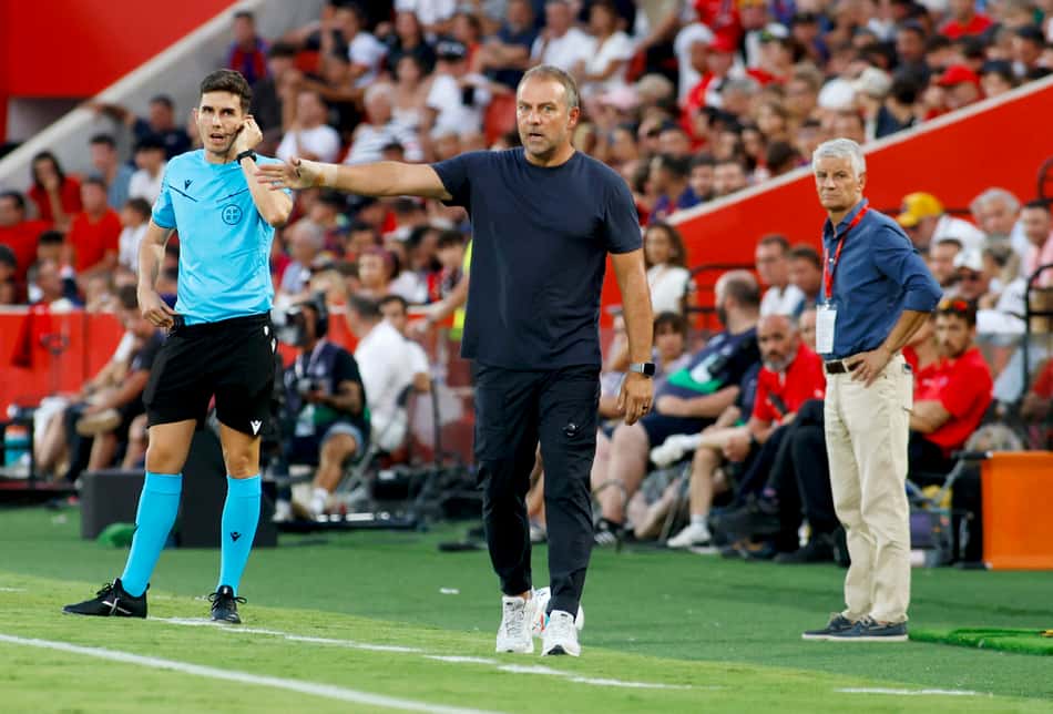 Hansi Flick no comando do Barcelona frente ao Mallorca, por La Liga (Foto: Jaime Reina/AFP)