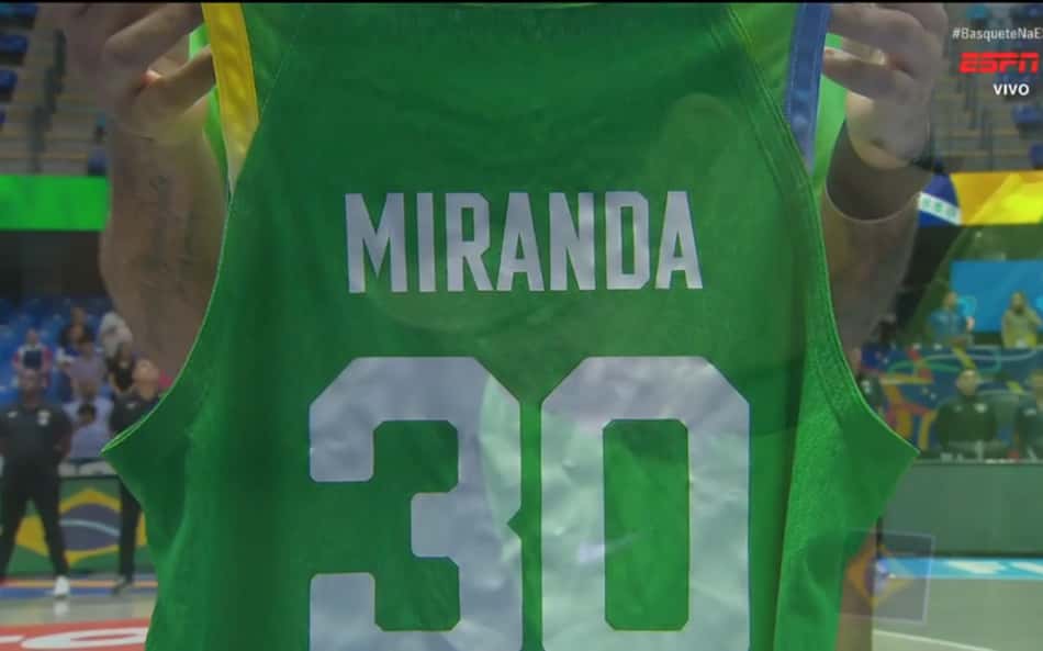 Seleção de basquete homenageia jogador lesionado do Flamengo