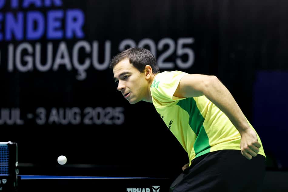 Hugo Calderano na vitória na estreia do individual do WTT Star Contender de Foz do Iguaçu (Foto: Abelardo Mendes Jr/ CalderanoTM)