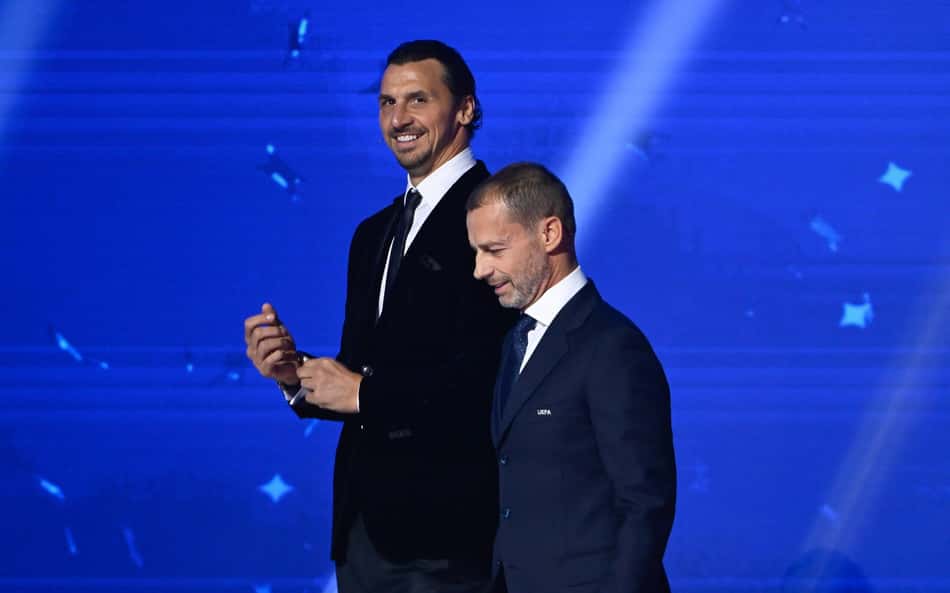 Ibrahimovic é homenageado em sorteio da Champions e ganha prêmio da Uefa