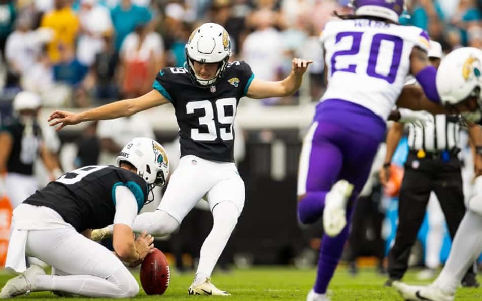 Kicker da NFL acerta field goal de 70 jardas, mas fica sem o recorde; entenda