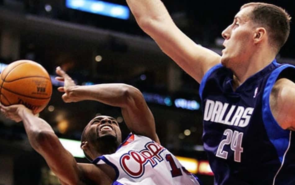 Com 2,26m, ex-pivô da NBA vira jogador de futebol e choca aos 40 anos