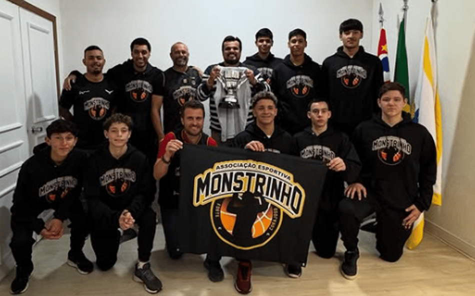 Atletas do projeto social Monstrinho, de Yago Mateus, da seleção de basquete (Reprodução)