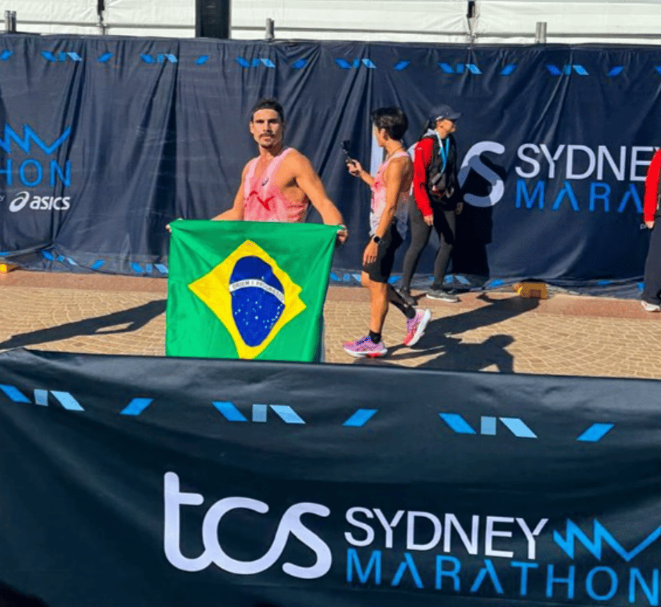 O ator Nicolas Prattes após a Maratona de Sydney (Reprodução)