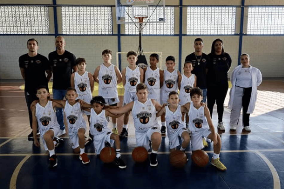 Crianças do projeto social Monstrinho, de Yago Mateus, da seleção de basquete (Reprodução)