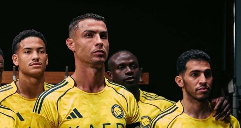 O Al-Nassr de Cristiano Ronaldo entra em campo contra o Al-Hazem (Foto: Reprodução/X/@AlNassrFC_EN)