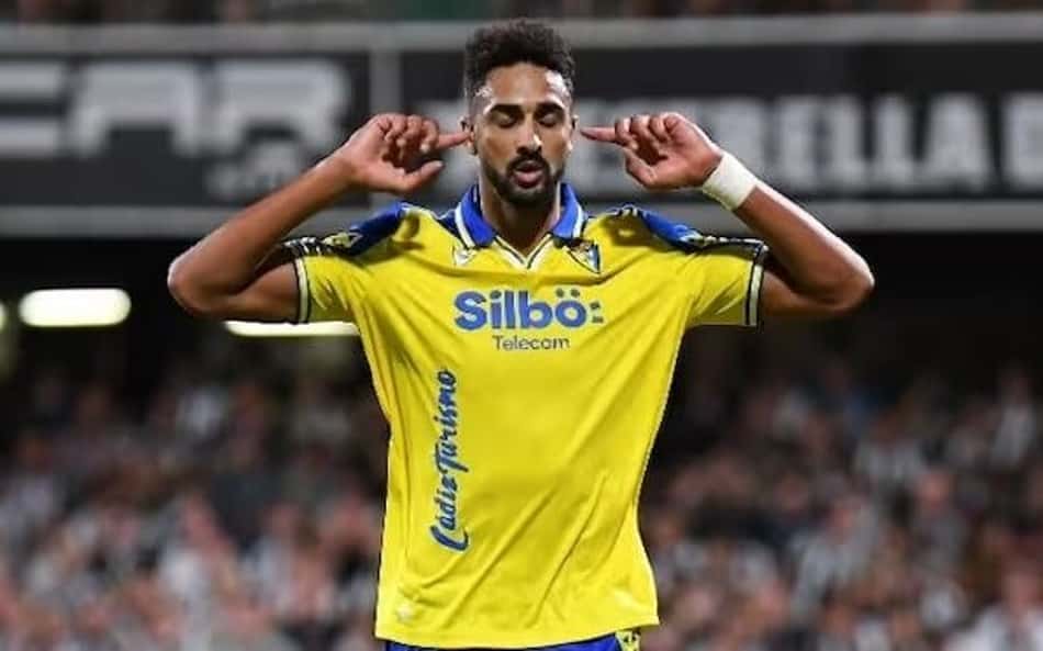 Chris Ramos chega ao Rio para se apresentar ao Botafogo