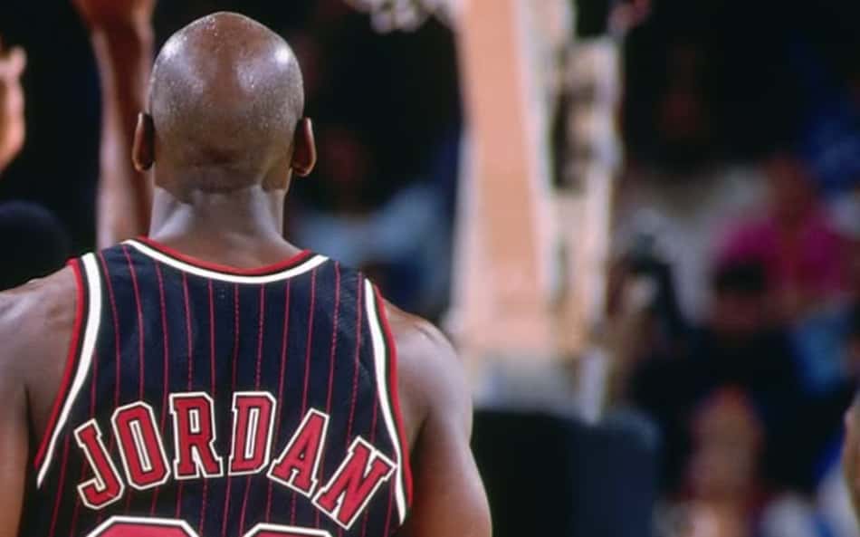Chicago Bulls anuncia retorno de uniforme clássico da era de Jordan