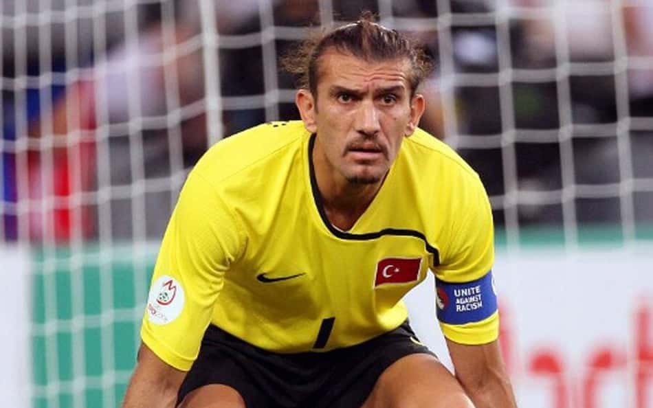 Rustu fez história na Turquia e foi um dos melhores goleiros da Copa de 2002