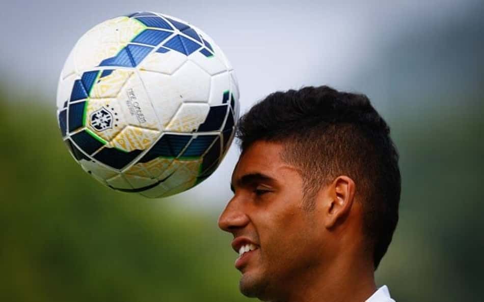 Ex-Santos deixa a Premier League rumo à elite do futebol francês; veja