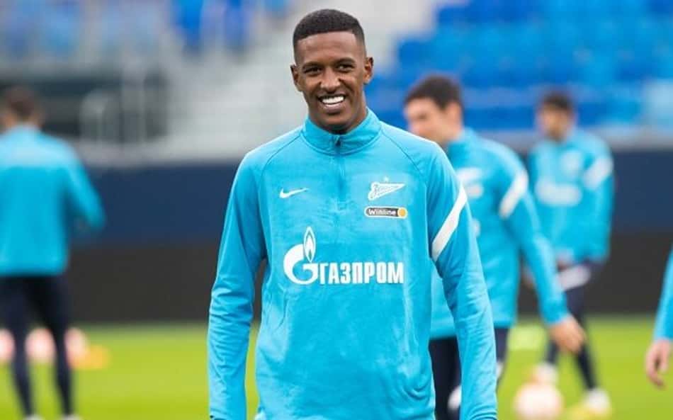 Vasco avança nas negociações por zagueiro