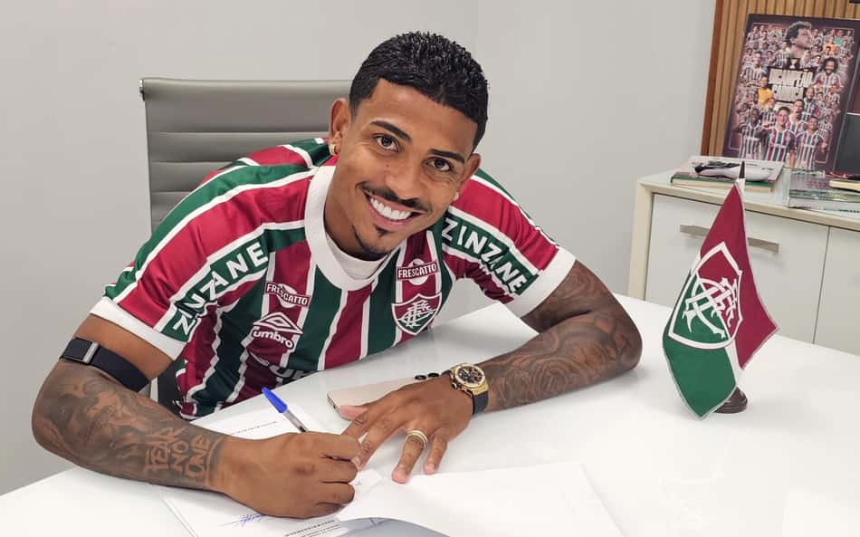 Fluminense anuncia renovação de contrato com John Kennedy