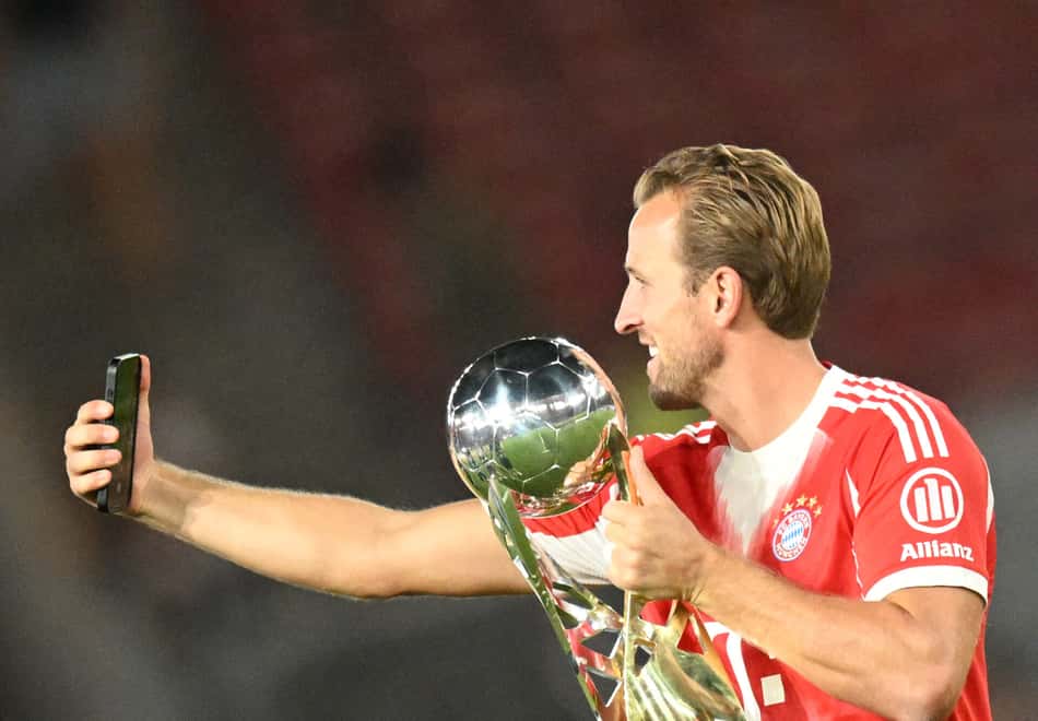 Harry Kane, do Bayern de Munique, comemora o título da Supercopa da Alemanha de 2025 (Foto: Thomas Kienzle/AFP)