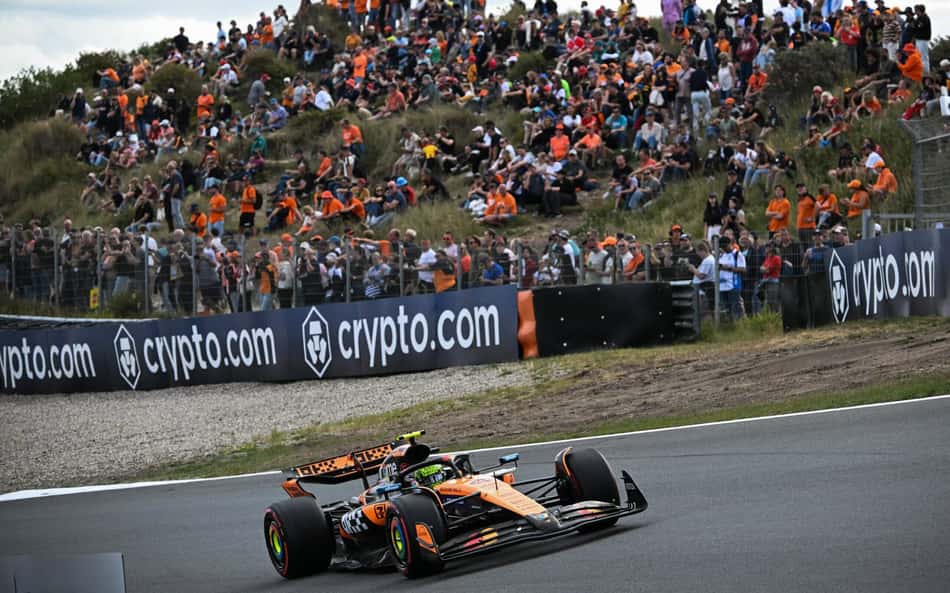 Lando Norris, da McLaren, em ação no primeiro treino do GP da Holanda (Foto: NICOLAS TUCAT / AFP)