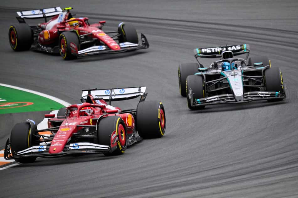 Charles Leclerc, George Russell e Lewis Hamilton em disputa no GP da Holanda pela F1 2025 (Foto: JOHN THYS / AFP)