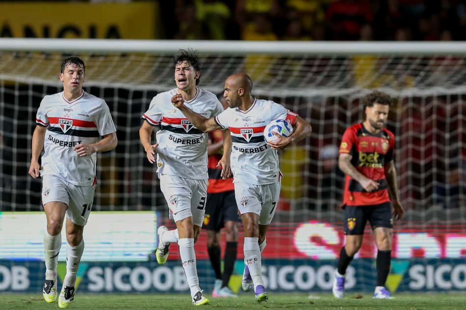 Lucas Moura, do São Paulo, comemora seu gol contra o Sport na Ilha do Retiro