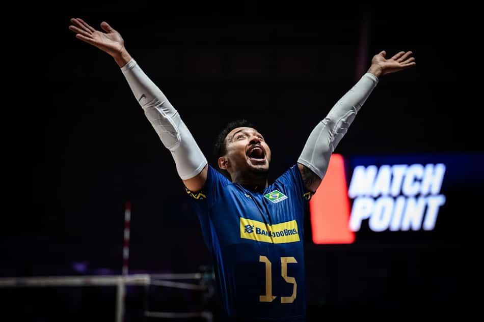 Maique comemora ponto do Brasil na VNL 2025 (Foto: Volleyball World)