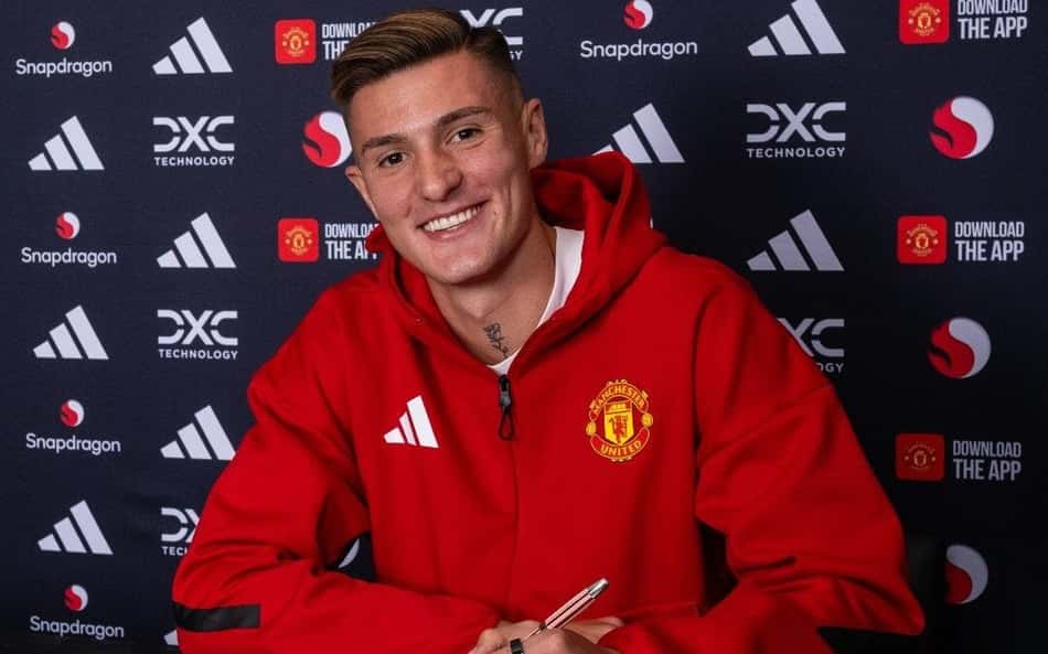 Manchester United anuncia artilheiro; valores batem recorde