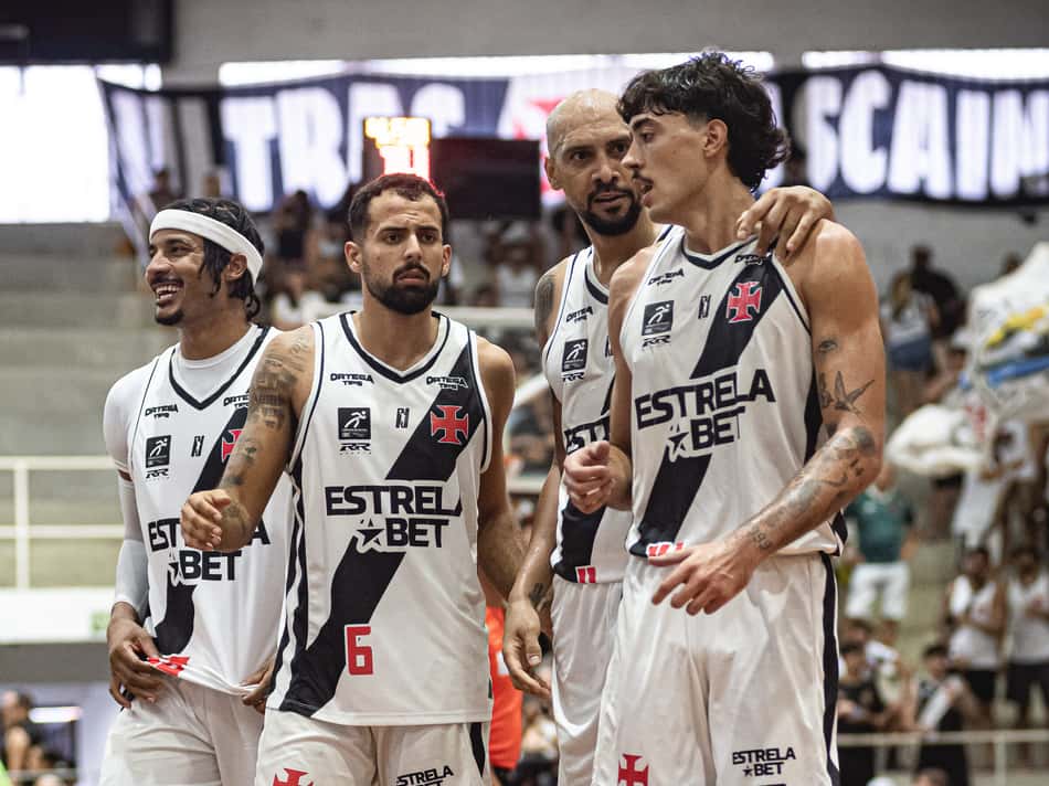 Jogadores do Vasco durante jogo contra São José pelos playoffs do NBB (Foto: Mauricio Almeida/R10 Score Vasco)