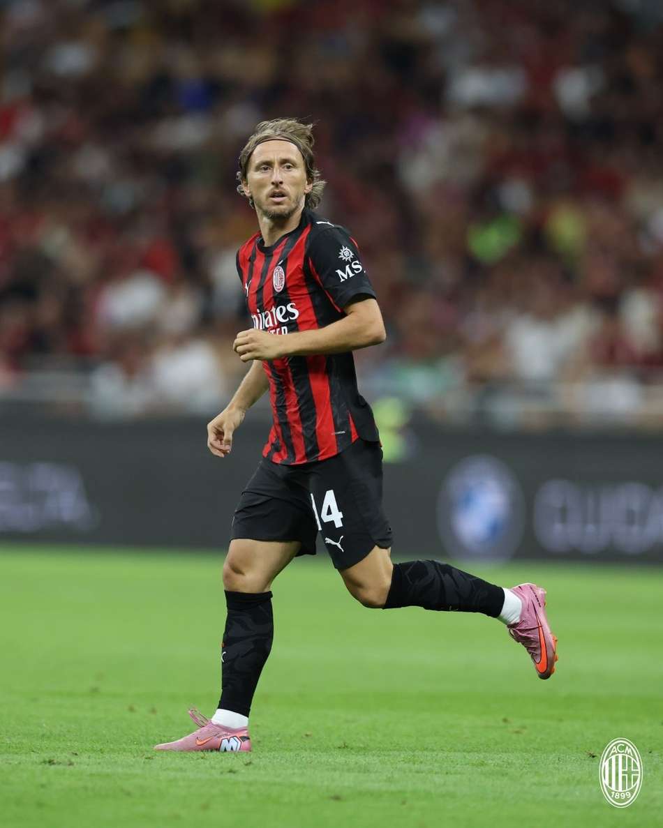 Modric em estreia pelo Milan contra o Bari, na Copa da Itália (Foto: Divulgação/Milan)