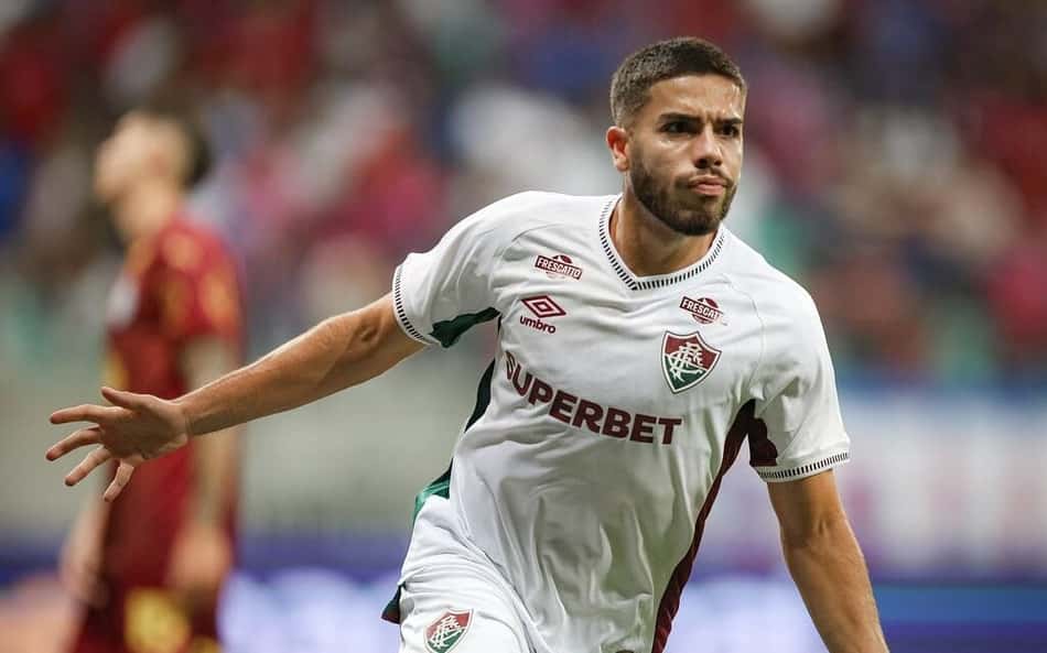 Nonato tranquiliza torcida do Fluminense após susto em gol